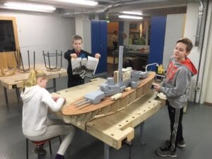 Laivaa valmistellaan naamiomaalausta varten.