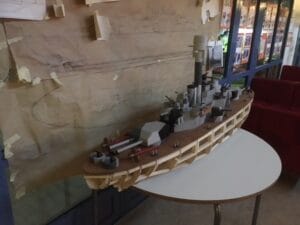 Rannikkopanssarilaivassa oli kahdeksan 105 mm:n Bofors tykkiä ja pääaseina neljä 254mm Bofors tykkiä.